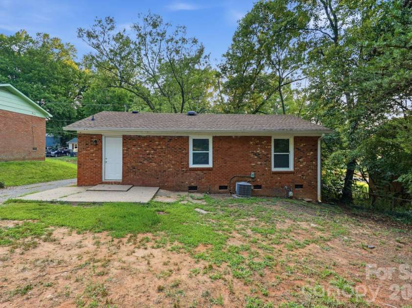6805 Deanwood Place, Charlotte, NC 28217.  MLS# CAR4399422, YatesRealty ID 35890. 