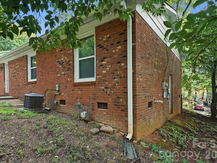 6805 Deanwood Place, Charlotte, NC 28217.  MLS# CAR4399422, YatesRealty ID 35890. 