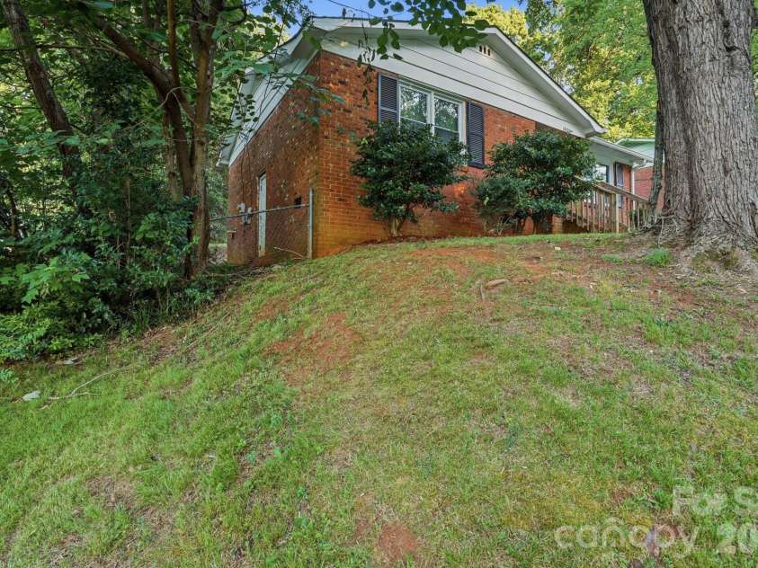 6805 Deanwood Place, Charlotte, NC 28217.  MLS# CAR4399422, YatesRealty ID 35890. 