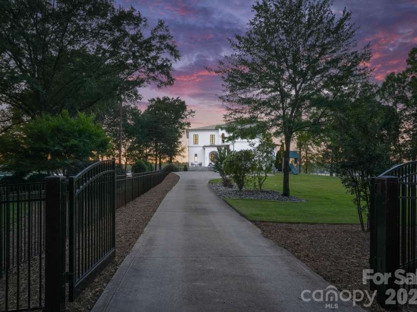 16525 Forest Home Road, Charlotte, NC 28278.  MLS# CAR4327010, YatesRealty ID 35891. 