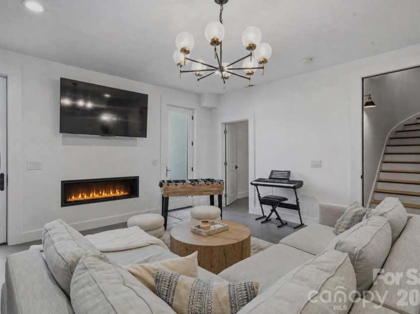 16525 Forest Home Road, Charlotte, NC 28278.  MLS# CAR4327010, YatesRealty ID 35891. Basement suite