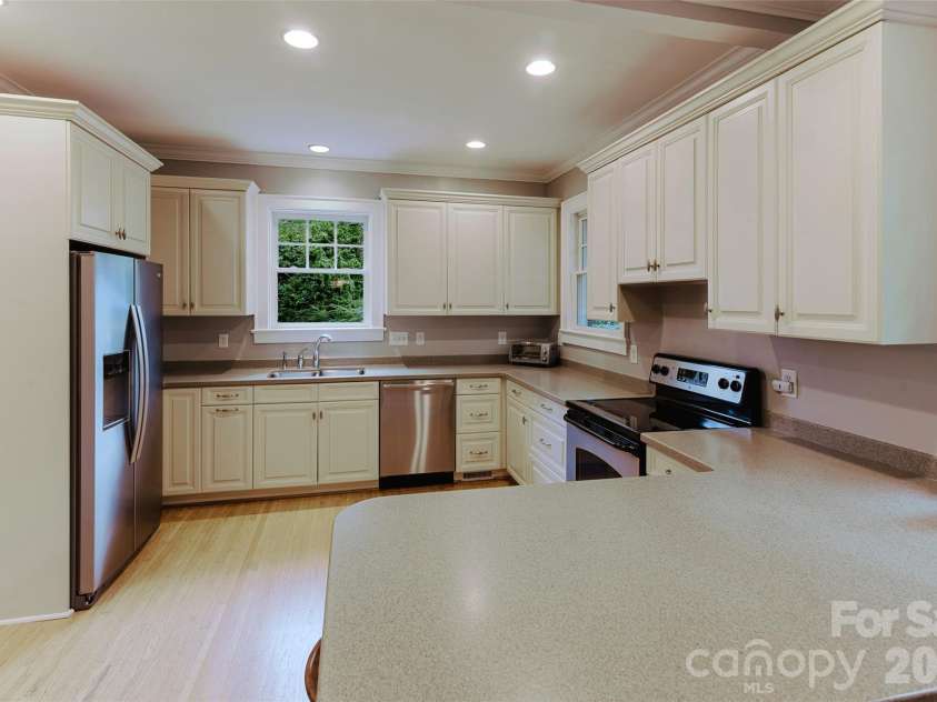 1825 Dilworth Road, Charlotte, NC 28203.  MLS# CAR4399072, YatesRealty ID 35895. 