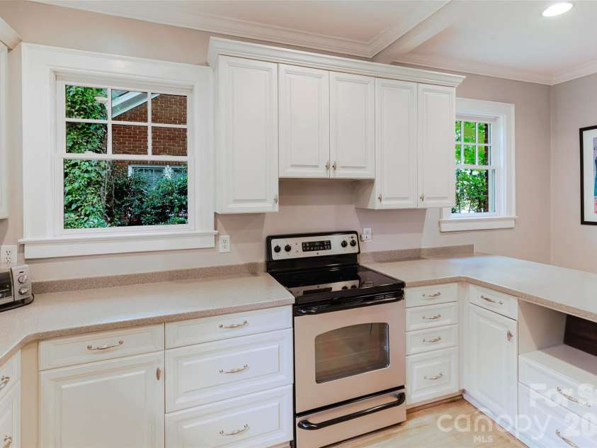 1825 Dilworth Road, Charlotte, NC 28203.  MLS# CAR4399072, YatesRealty ID 35895. 