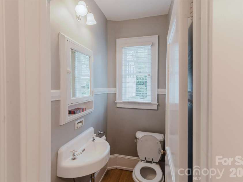 1825 Dilworth Road, Charlotte, NC 28203.  MLS# CAR4399072, YatesRealty ID 35895. 