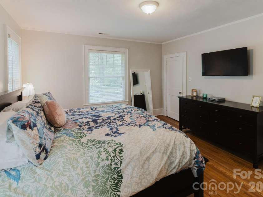 1825 Dilworth Road, Charlotte, NC 28203.  MLS# CAR4399072, YatesRealty ID 35895. 