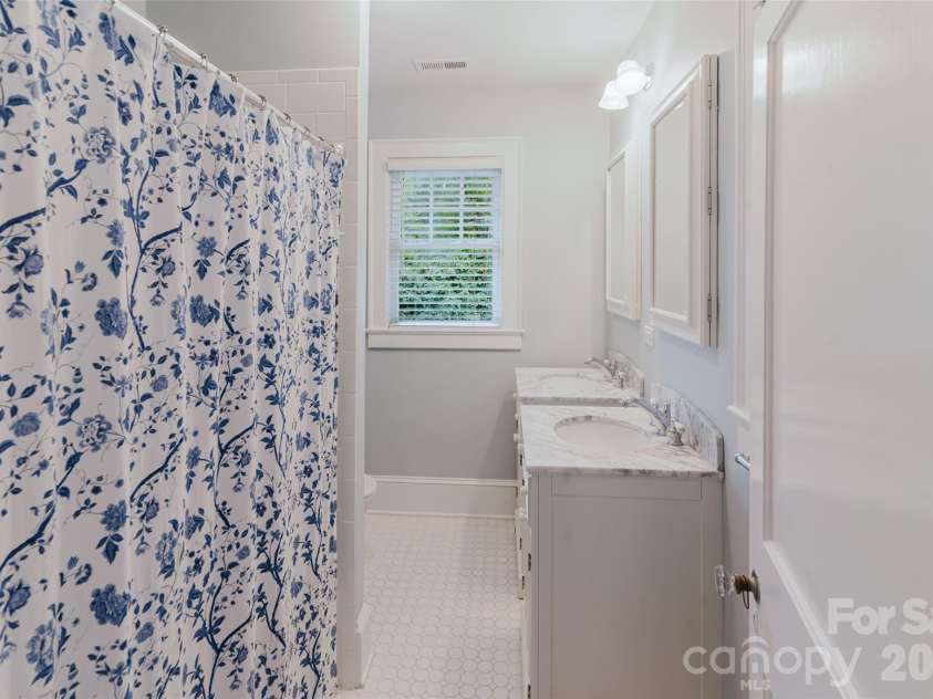 1825 Dilworth Road, Charlotte, NC 28203.  MLS# CAR4399072, YatesRealty ID 35895. 