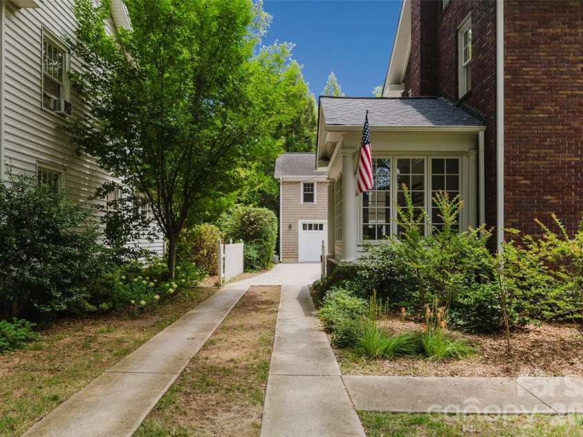 1825 Dilworth Road, Charlotte, NC 28203.  MLS# CAR4399072, YatesRealty ID 35895. 