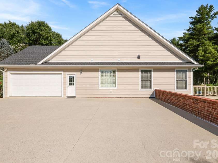 19 Thornapple Drive, Hendersonville, NC 28739.  MLS# CAR4398445, YatesRealty ID 35898. 