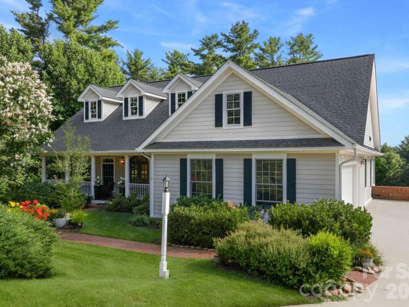 19 Thornapple Drive, Hendersonville, NC 28739.  MLS# CAR4398445, YatesRealty ID 35898. 