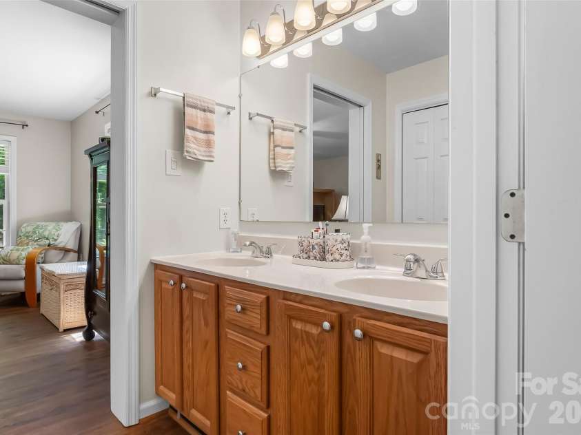 70 Heslar Way, Marshall, NC 28753.  MLS# CAR4388058, YatesRealty ID 35900. Primary Bath