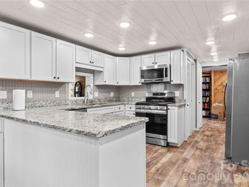 180 Longview Road, Newland, NC 28657.  MLS# CAR4397948, YatesRealty ID 35901. 