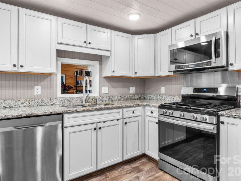 180 Longview Road, Newland, NC 28657.  MLS# CAR4397948, YatesRealty ID 35901. 