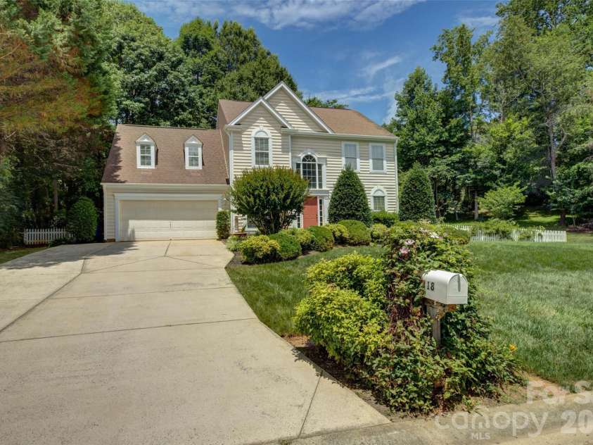 118 Creekside Drive, Fort Mill, SC 29715.  MLS# CAR4393993, YatesRealty ID 35903. Driveway view.