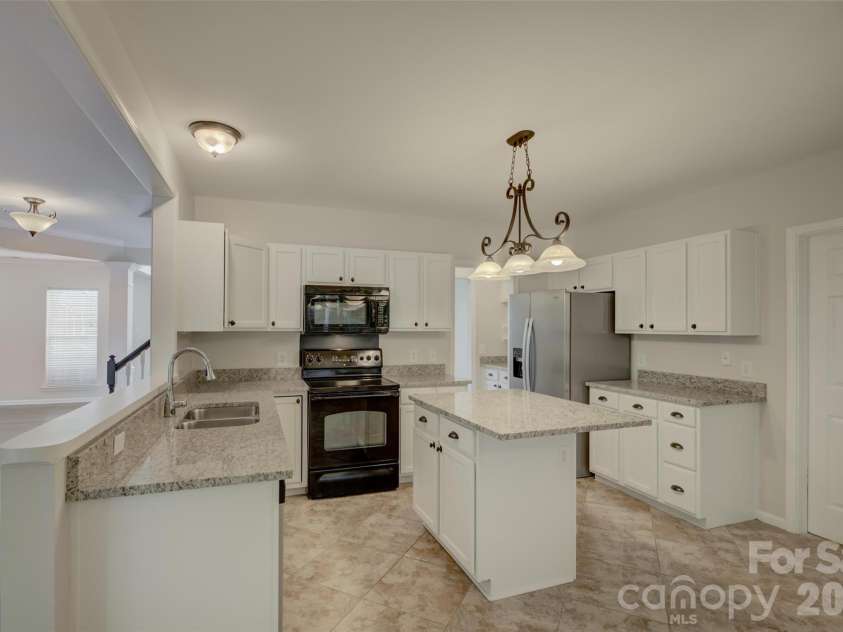 118 Creekside Drive, Fort Mill, SC 29715.  MLS# CAR4393993, YatesRealty ID 35903. Kitchen.