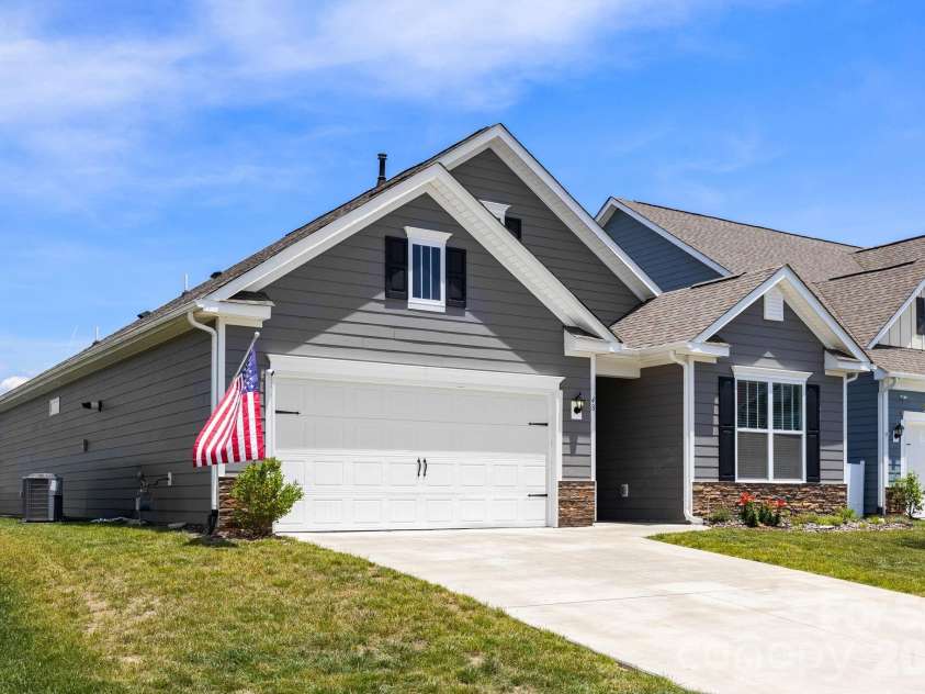 48 Thornberry Road, Hendersonville, NC 28792.  MLS# CAR4390884, YatesRealty ID 35905. 