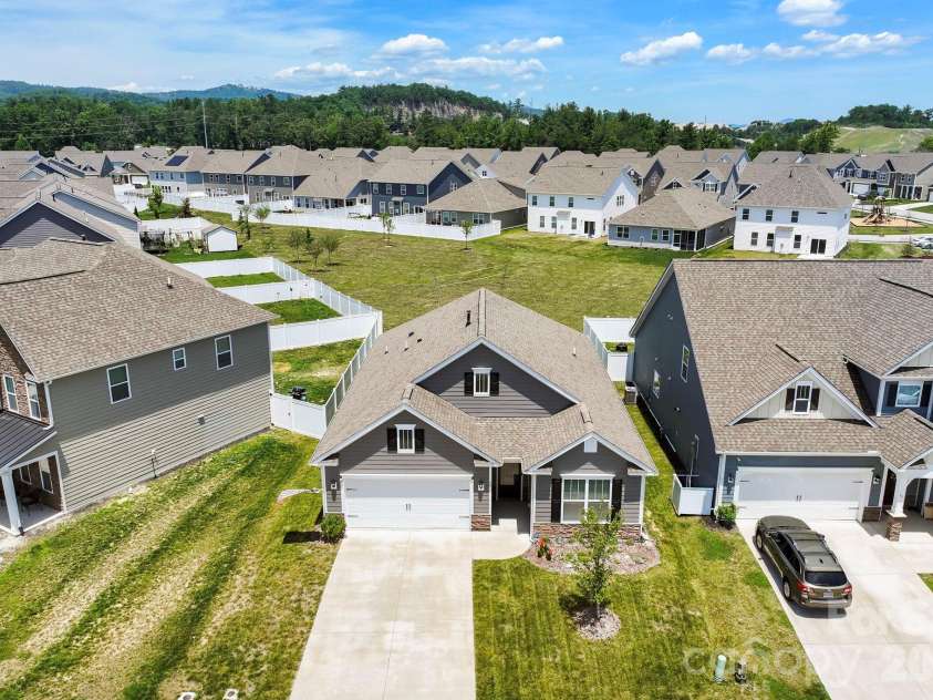 48 Thornberry Road, Hendersonville, NC 28792.  MLS# CAR4390884, YatesRealty ID 35905. 
