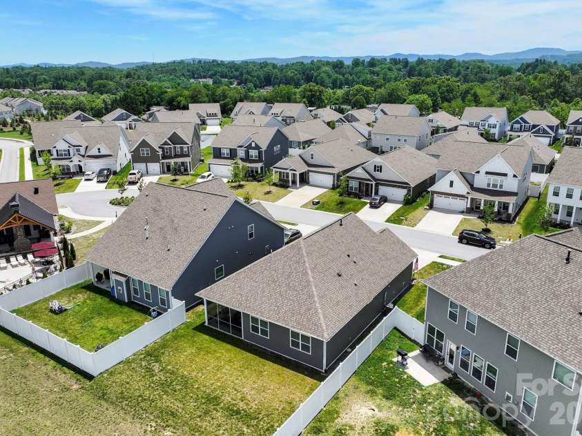 48 Thornberry Road, Hendersonville, NC 28792.  MLS# CAR4390884, YatesRealty ID 35905. 