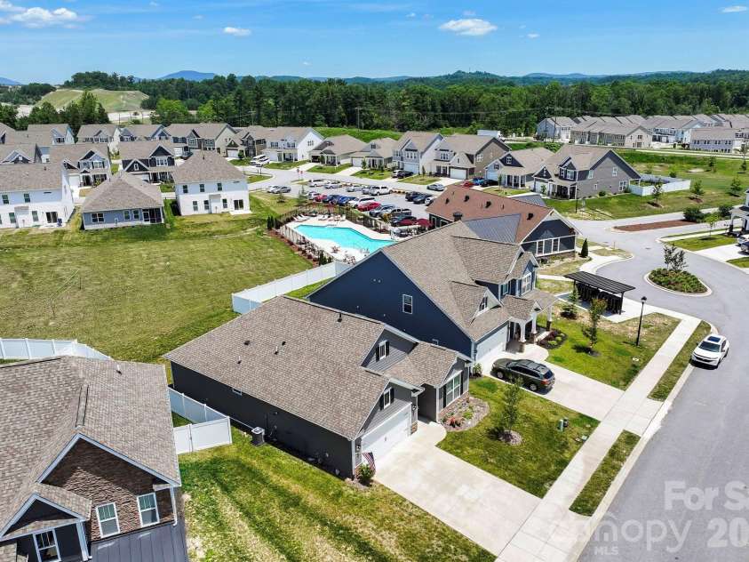 48 Thornberry Road, Hendersonville, NC 28792.  MLS# CAR4390884, YatesRealty ID 35905. 