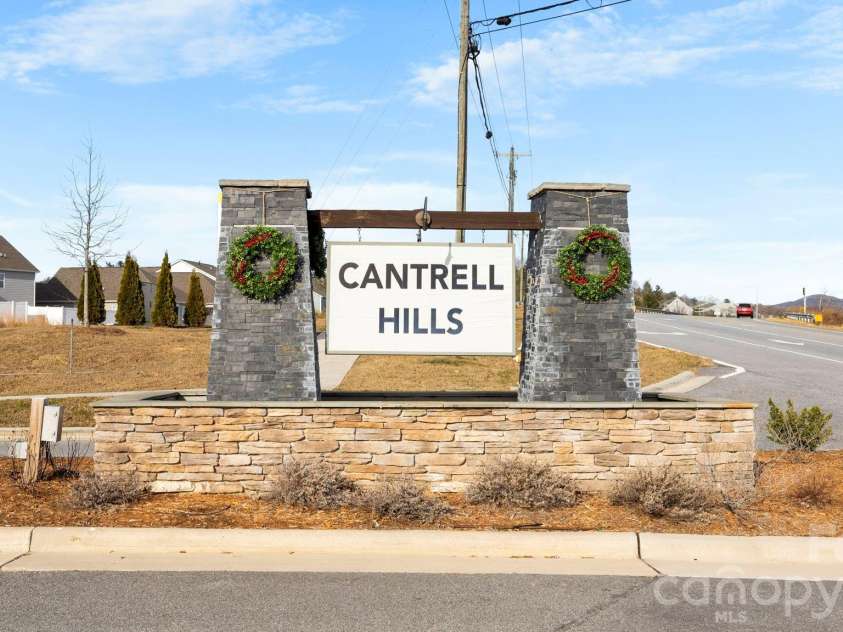 48 Thornberry Road, Hendersonville, NC 28792.  MLS# CAR4390884, YatesRealty ID 35905. 