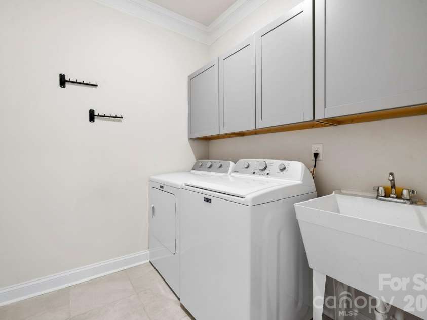 48 Thornberry Road, Hendersonville, NC 28792.  MLS# CAR4390884, YatesRealty ID 35905. Laundry room