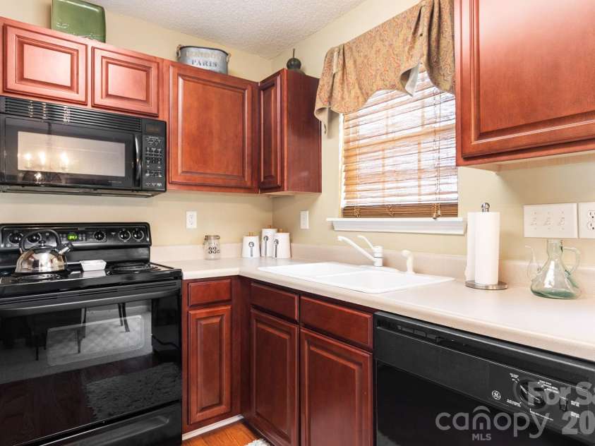 11549 Retriever Way, Charlotte, NC 28269.  MLS# CAR4401598, YatesRealty ID 35908. 