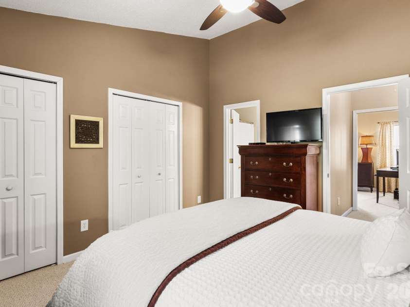11549 Retriever Way, Charlotte, NC 28269.  MLS# CAR4401598, YatesRealty ID 35908. 