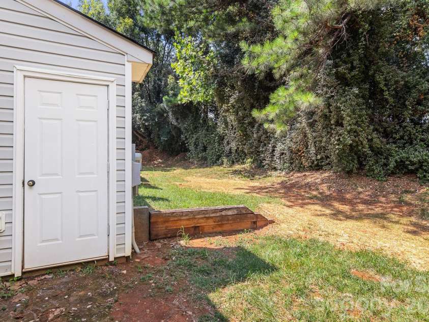 11549 Retriever Way, Charlotte, NC 28269.  MLS# CAR4401598, YatesRealty ID 35908. 
