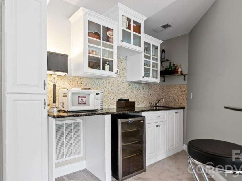 10209 Treetop Lane, Cornelius, NC 28031.  MLS# CAR4387634, YatesRealty ID 35909. 