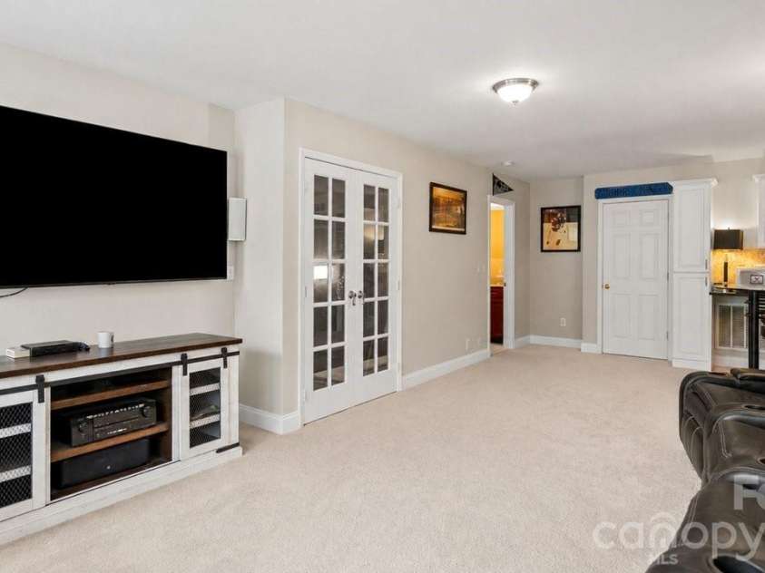 10209 Treetop Lane, Cornelius, NC 28031.  MLS# CAR4387634, YatesRealty ID 35909. 