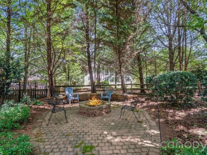 10209 Treetop Lane, Cornelius, NC 28031.  MLS# CAR4387634, YatesRealty ID 35909. 
