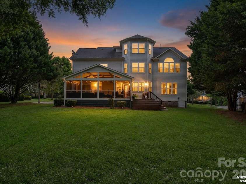 10209 Treetop Lane, Cornelius, NC 28031.  MLS# CAR4387634, YatesRealty ID 35909. 
