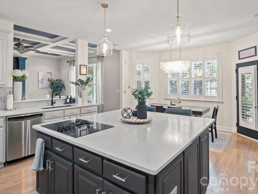 10209 Treetop Lane, Cornelius, NC 28031.  MLS# CAR4387634, YatesRealty ID 35909. Extended island