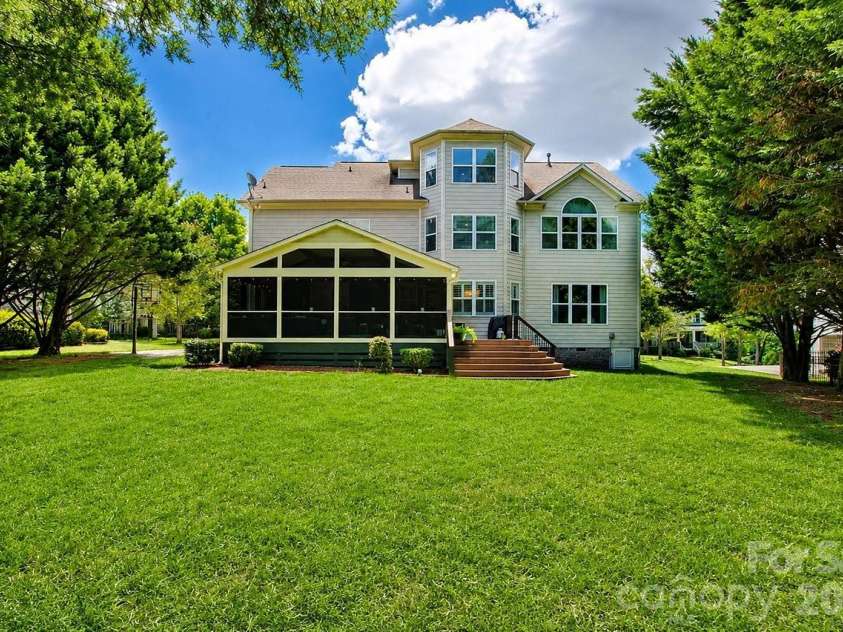 10209 Treetop Lane, Cornelius, NC 28031.  MLS# CAR4387634, YatesRealty ID 35909. Flat large back yard.