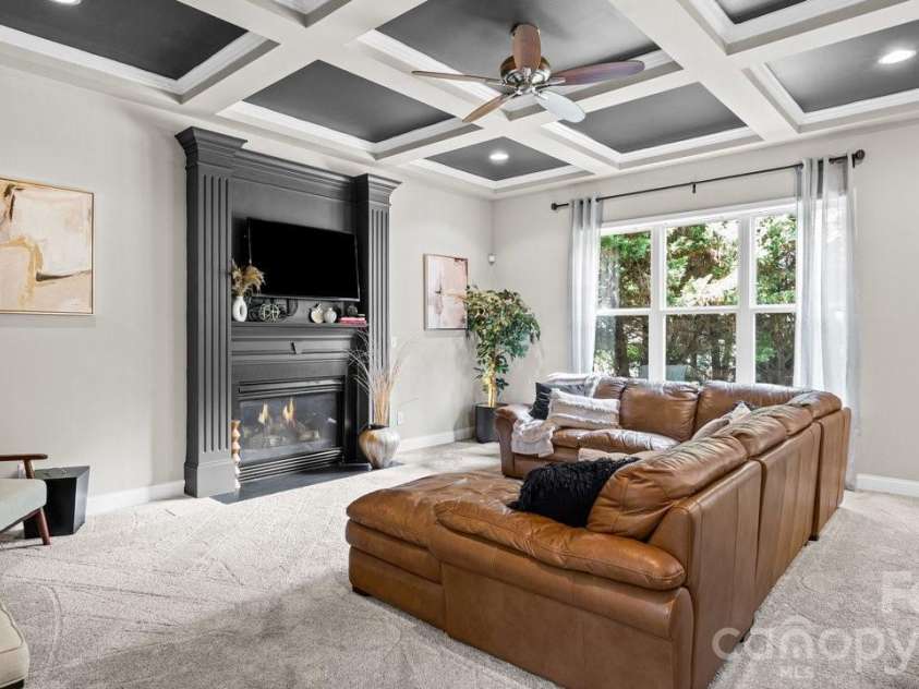 10209 Treetop Lane, Cornelius, NC 28031.  MLS# CAR4387634, YatesRealty ID 35909. Open Family Room