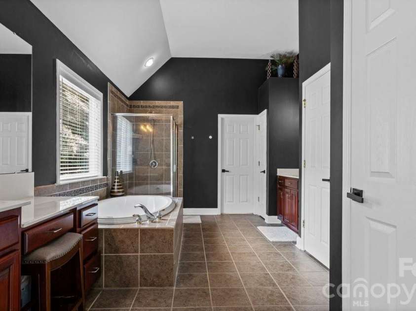 10209 Treetop Lane, Cornelius, NC 28031.  MLS# CAR4387634, YatesRealty ID 35909. Primary bathroom