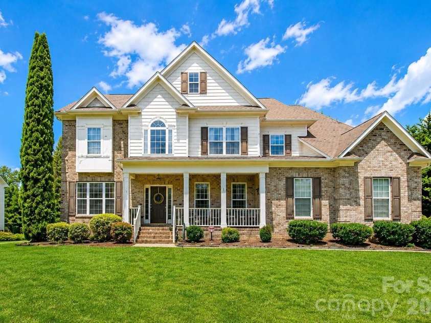 10209 Treetop Lane, Cornelius, NC 28031.  MLS# CAR4387634, YatesRealty ID 35909. This is the ONE! 10209 Treetop Drive, Cornelius one of the larger lots in the neighborhood .40 acres