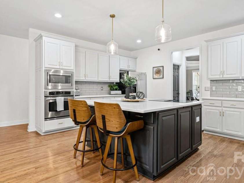 10209 Treetop Lane, Cornelius, NC 28031.  MLS# CAR4387634, YatesRealty ID 35909. Updated kitchen