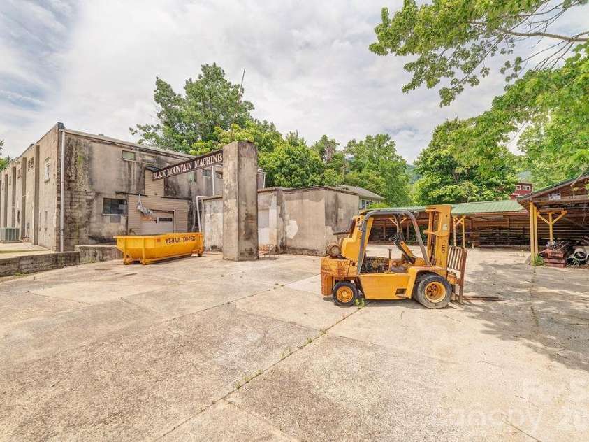 1100-1104 Montreat Road, Black Mountain, NC 28711.  MLS# CAR4374236, YatesRealty ID 35916. 