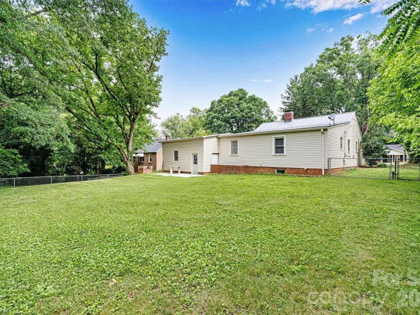 147 13th Avenue, Hickory, NC 28601.  MLS# CAR4402398, YatesRealty ID 35923. Fenced Back Yard View