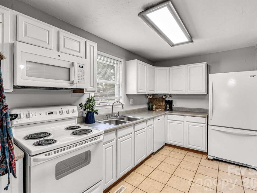 147 13th Avenue, Hickory, NC 28601.  MLS# CAR4402398, YatesRealty ID 35923. Focused Kitchen View