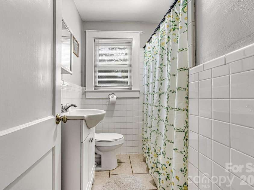 147 13th Avenue, Hickory, NC 28601.  MLS# CAR4402398, YatesRealty ID 35923. Guest Full Bath/Window View