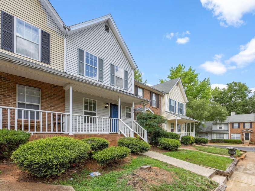 6404 Windsor Gate Lane, Charlotte, NC 28215.  MLS# CAR4401373, YatesRealty ID 35924. 