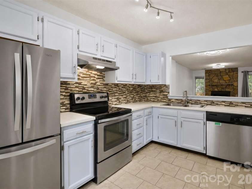 6404 Windsor Gate Lane, Charlotte, NC 28215.  MLS# CAR4401373, YatesRealty ID 35924. 