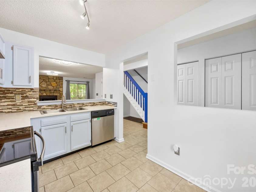 6404 Windsor Gate Lane, Charlotte, NC 28215.  MLS# CAR4401373, YatesRealty ID 35924. 