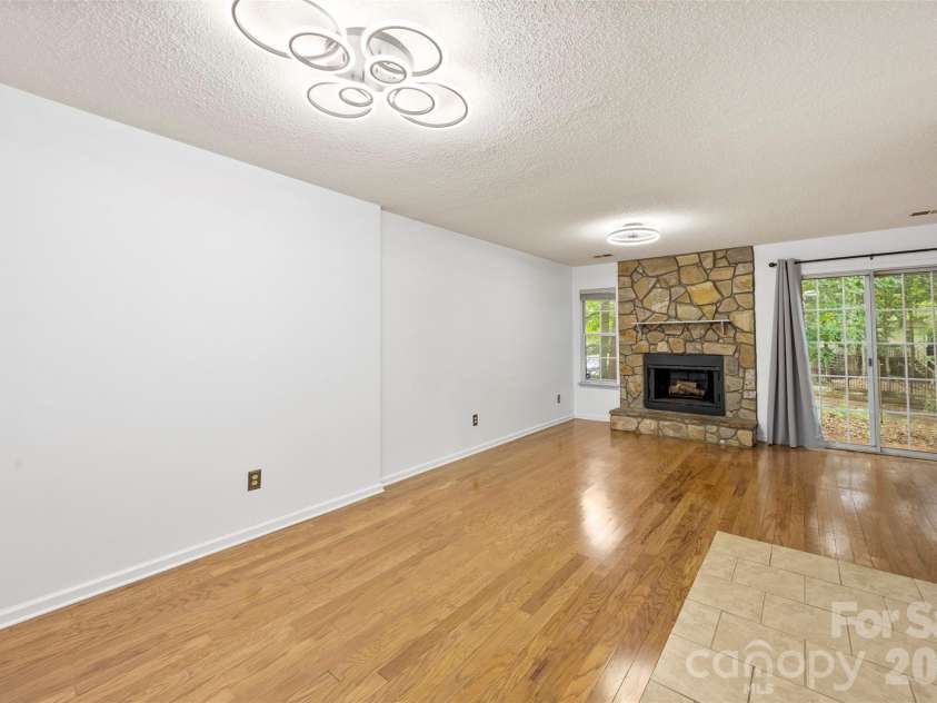 6404 Windsor Gate Lane, Charlotte, NC 28215.  MLS# CAR4401373, YatesRealty ID 35924. 