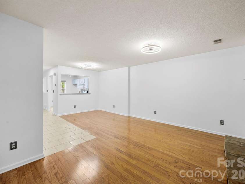 6404 Windsor Gate Lane, Charlotte, NC 28215.  MLS# CAR4401373, YatesRealty ID 35924. 