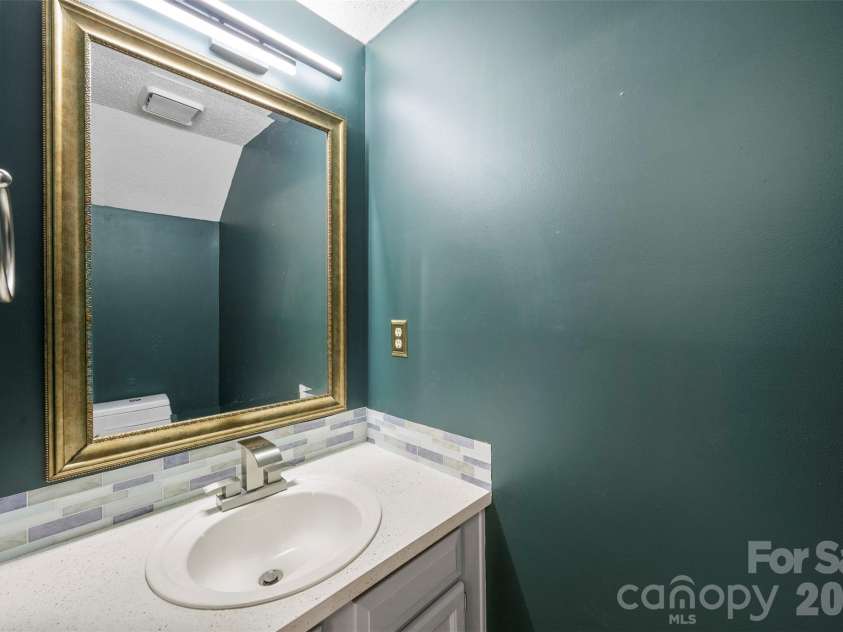 6404 Windsor Gate Lane, Charlotte, NC 28215.  MLS# CAR4401373, YatesRealty ID 35924. 