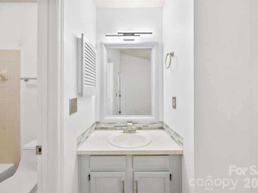 6404 Windsor Gate Lane, Charlotte, NC 28215.  MLS# CAR4401373, YatesRealty ID 35924. 