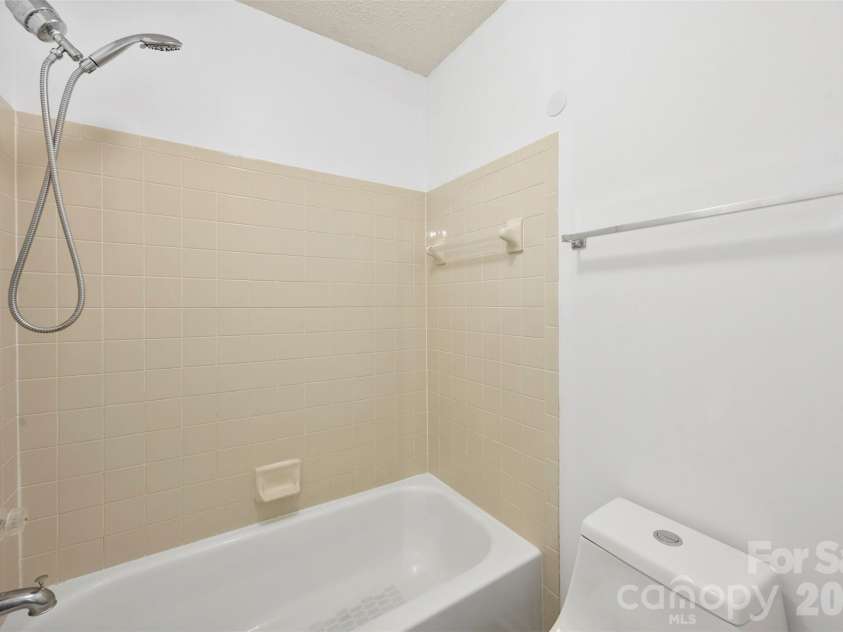 6404 Windsor Gate Lane, Charlotte, NC 28215.  MLS# CAR4401373, YatesRealty ID 35924. 