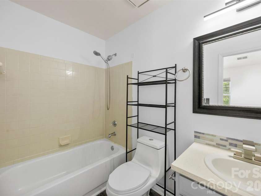 6404 Windsor Gate Lane, Charlotte, NC 28215.  MLS# CAR4401373, YatesRealty ID 35924. 